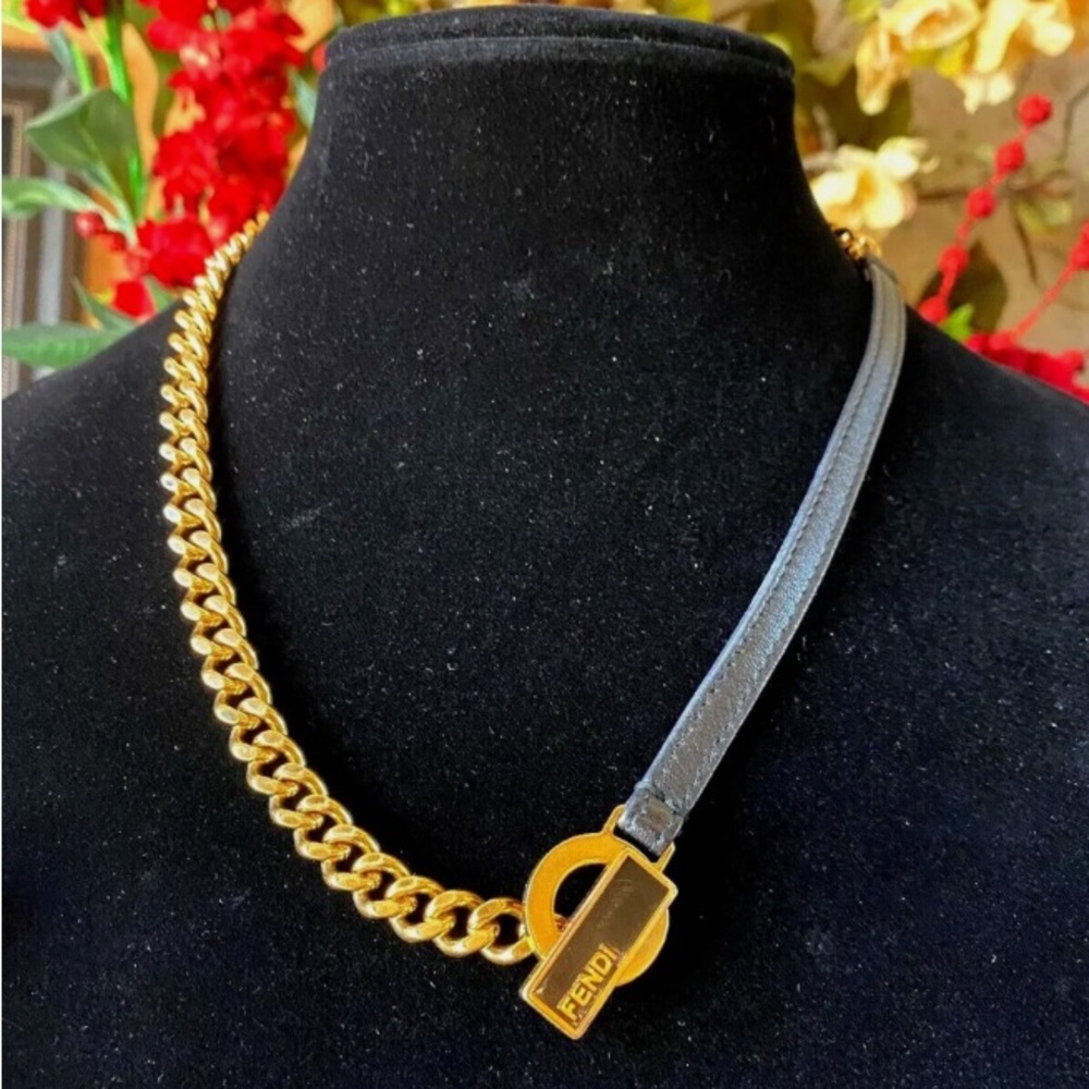 BEAUTIFUL RARE VINTAGE FENDI CHAIN LINK AND METAL NECKLACE